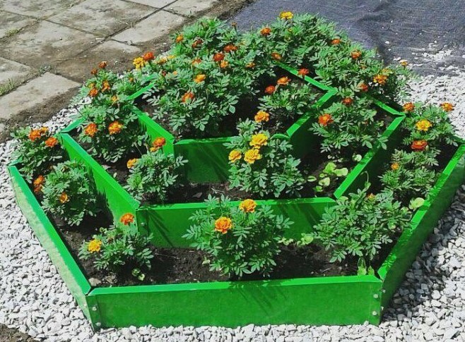 Шестиугольные металлические клумбы в Перми